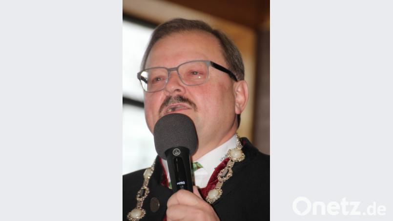 „Sollte es gelingen, dass wir für die Sanierung des Hallenbades 80 Prozent Zuschuss bekommen, dann machen wir es“, betont Bürgermeister Alfred Stier beim Neujahrsempfang der Stadt Bärnau. Bild: kro