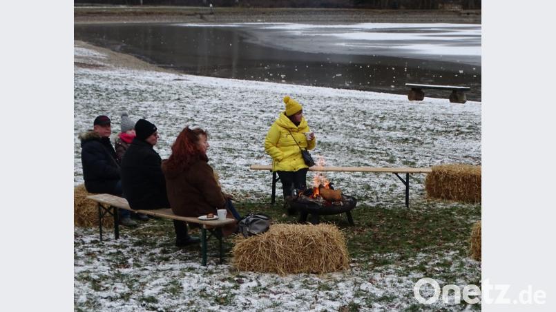 Platz am wärmenden Lagerfeuer am zugefrorenen Schätzlerbadweiher. Bild: Dobmeier