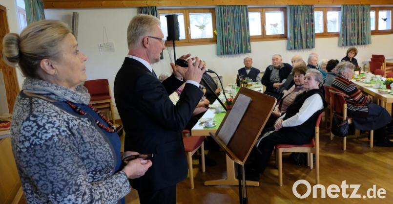 Pfarrer Wilfried Römischer (Zweiter von links) legt bei den Senioren des „Klubs 70“ die Jahreslosung 2019 unter dem Leitwort „Suche den Frieden und jage ihm nach“ aus. Leiterin Renate Lindner (links) gibt Rechenschaft über die Finanzen. Bild: le