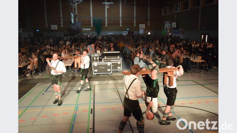 Mit einem rund viertelstündigen Showauftritt sorgen die &quot;Schwarzenbacher Schenkelzinterer&quot; für Aufsehen. Bild: mde