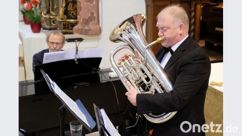 Mit einer professionellen Finger- und Atemtechnik meistert Werner Schreml im Zusammenspiel mit Karl-Heinz Kuhl am Klavier das Allegro Maestoso der „Fantaisie Brillante“. Bild: do