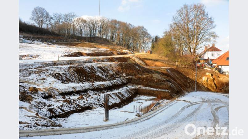 Derzeit ruhen die Arbeiten im Neubaugebiet „Am Hopfenhang“ an der Sulzbacher Straße weitgehend. Sobald es das Wetter erlaubt, soll hier weitergebaut werden. Bild: Stephan Huber