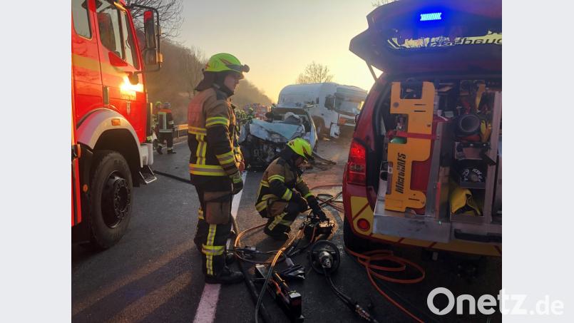 Ein Auto und ein Lastwagen sind bei Kelheim zusammengestoßen. Bild: Alexander Auer