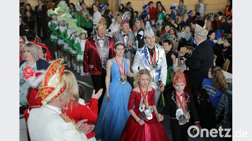 Die: Allotria Nittenau bei ihrem Einzug. Bild: Wolfgang Steinbacher