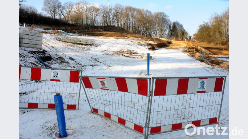 Derzeit ruhen die Arbeiten im Neubaugebiet „Am Hopfenhang“ an der Sulzbacher Straße weitgehend. Sobald es das Wetter erlaubt, soll hier weitergebaut werden. Bild: Stephan Huber
