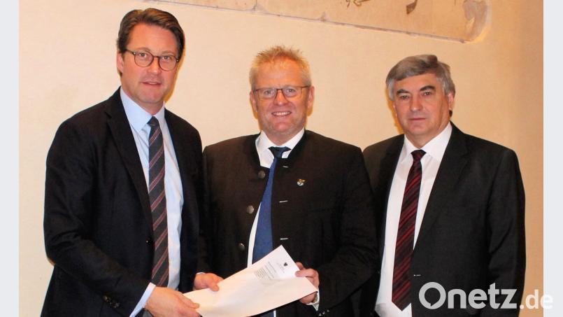 Karl Holmeier (rechts) und Oberbürgermeister Andreas Feller (Mitte) übergaben Bundesverkehrsminister Andreas Scheuer (links) ein gemeinsames Schreiben mit der Forderung zum zügigen Planungsbeginn für einen barrierefreien Ausbau des Bahnhofes in Schwandorf. Bild: exb