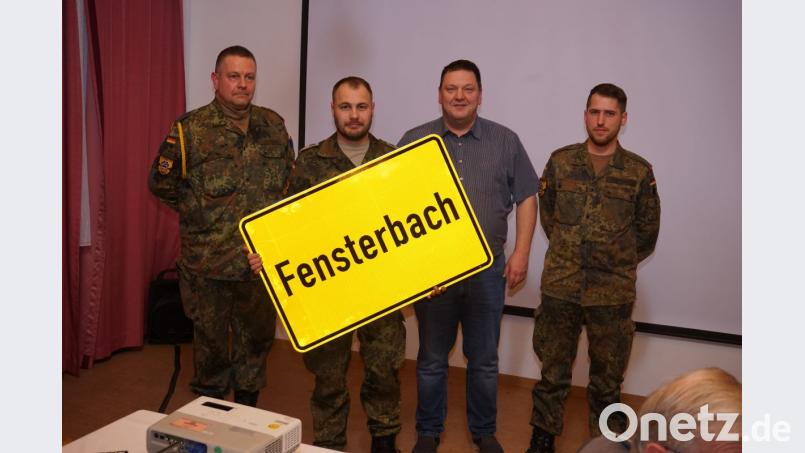 Bürgermeister Christian Ziegler überreichte zum Abschied ein Ortsschild von Fensterbach. Im Bild von links Oberstabsfeldwebel Oliver Stephan , Hauptfeldwebel Paul Müller, Bürgermeister Christian Ziegler und Oberleutnant Jens Gierend, der derzeit als Kompaniechef fungiert. Bild: nib