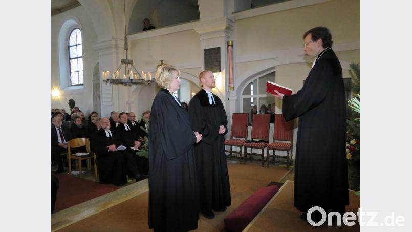 Zur Segnung bittet Dekan Dr. Wenrich Slenczka (rechts ) die Jungpfarrer Nadine Schneider und Christoph Zeh nach vorne an den Altar. Mit einem deutlichen und lauten "Ja" bestätigen beide, dass sie die Aufgaben als Pfarrer bestens erfüllen wollen. Bild: ubb