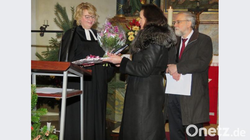 Unter anderem auch in ihrer Funktion als Vertrauensperson der Kirchengemeinde gratulieren Elvira Freifrau von Lindenfels und Robert Häuptler (von rechts) Pfarrerin Nadine Schneider (links) und Pfarrer Christoph Zeh (nicht im Bild) mit Geschenken und guten Wünschen. Bild: ubb
