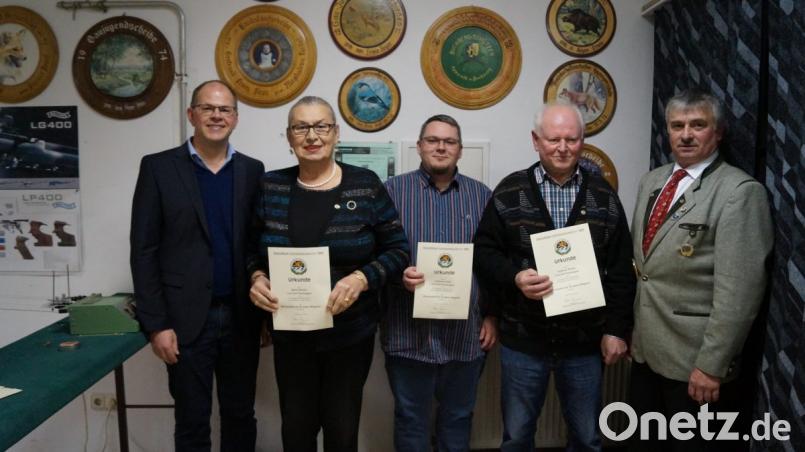 Die Bilder zeigen:
die langjährigen Mitglieder von links: Bürgermeister Alexander Werner (links) und Schützenmeister Franz Krös (rechts) ehrten Bärbel Bierler, Johannes Krös und Andreas Weber (von links) für langjährige Treue. Bild: krs