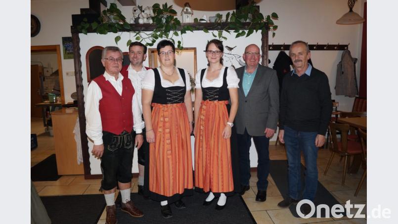 Die langjährigen aktiven Musikanten wurden durch Bürgermeister Hubert Zwack und Musikbund-Bezirksvorsitzenden Gerhard Engel (von rechts) ausgezeichnet. Bild: sgs