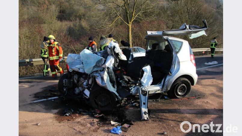 Ein schwerer Unfall ereignete sich bei Kelheim. Eine Autofahrerin stieß mit einem Lastwagen zusammen; die Frau kam dabei ums Leben. Bild: Alexander Auer