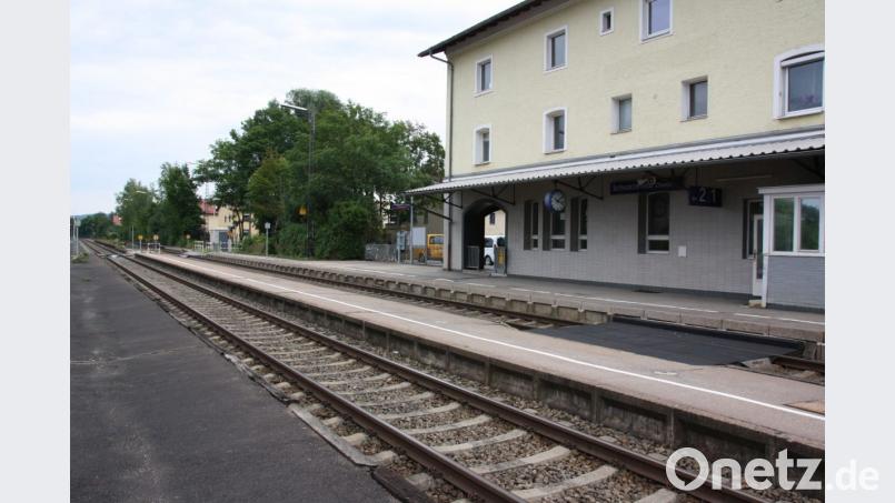 In Schwarzenfeld laufen die Vorbereitungen für einen barrierefreien Ausbau derzeit an. Finanziert wird die Modernisierung des Bahnsteigs und der Bau einer Rampe durch ein „Zukunftsinvestitionsprogramm“ des Bundes für kleine Bahnhöfe aus dem Jahr 2015. Bild: Thomas Dobler