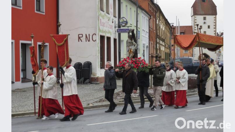 Die Vilsecker erfüllten auch in diesem Jahr ein altes Pestgelübde und begleiteten die Figur des heiligen Sebastian durch ihre Straßen. Bild: rha