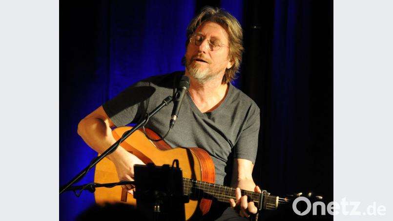 Michael Fitz stammt aus einer angesehenen Künstlerfamilie, feiert vor allem als Schauspieler und „Tatort“-Ermittler Erfolge und ist auch als Liedermacher bekannt. Mit einer Handvoll Gitarren und einer männlich-sanften Stimme ausgerüstet, begeisterte er in der Stadtbibliothek mit seinem neuesten Soloprogramm „Jetz auf gestern“ das Amberger Publikum. Bild: gf