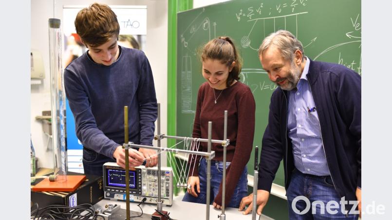 Von links: Emanuel Eckl, Leonie Steinsdörfer und Professor Walter Zimmermann diskutieren über das sogenannte Kugelstoßpendel (in der Wettbewerbssprache „Newtons Cradle“).
(Bild Simeon Völkel / Bayreuth, Doktorand in der Physik) Bild: exb
