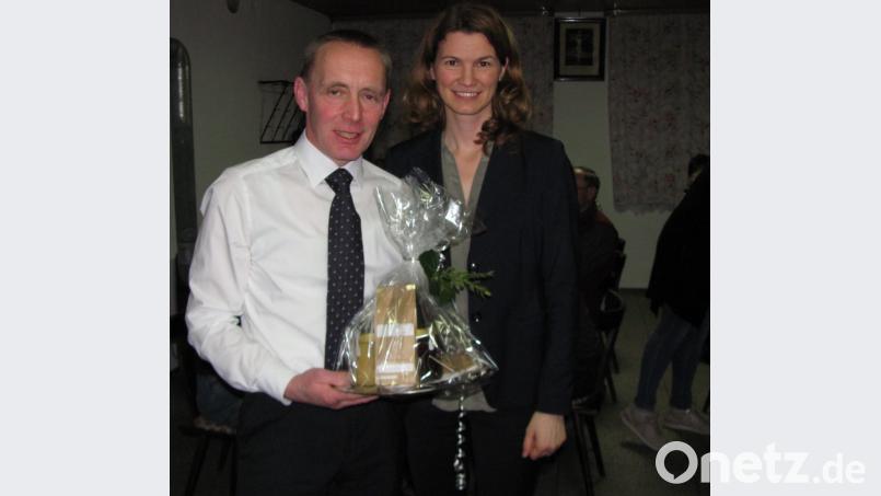 Absolute Mehrheiten in Parlamenten führen zu keiner konstruktiven Zusammenarbeit ist die Meinung von Bürgermeisterkandidat Friedrich Janner (links) und der Regensburger Landrätin Tanja Schweiger (rechts). Sie freute sich über ein Geschenk mit heimischen Spezialitäten. Bild: sei