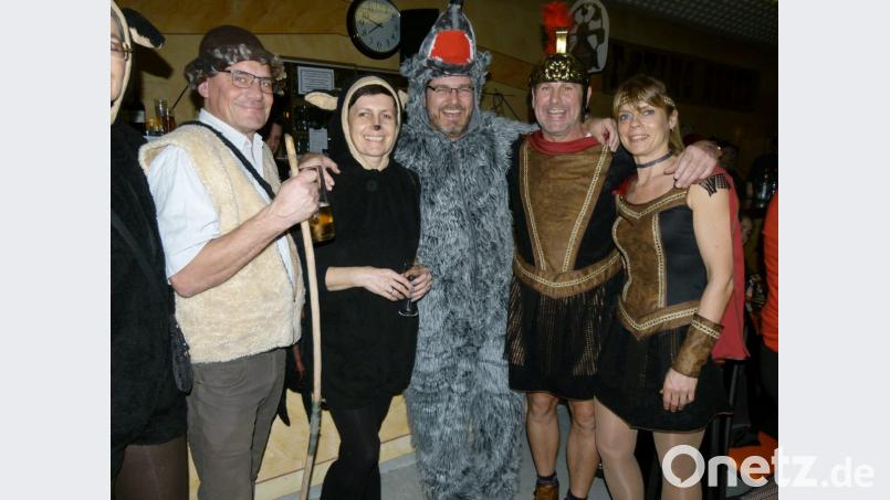 Ein ernstes Thema fantasievoll verpackt: Gegen die Verschmutzung der Weltmeere tanzen die Quallen und Nixen der „Ladykracher&quot; beim Faschingsball. Die Auftritte der Garden und Tanzgruppen erweisen sich einmal mehr als Augenschmaus. Bild: rn