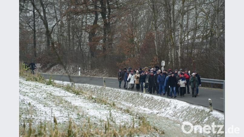 Bei eisigem Ostwind sind die Gläubigen unterwegs Bild: bey
