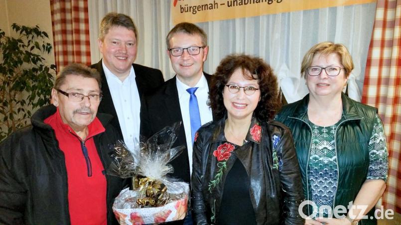 Das Jahresauftakttreffen der Freien Wähler ist ausgezeichnet besucht. Darüber freuen sich zweiter Bürgermeister Karl Busch, Bernhard Schmidt (Mitglied im Landesvorstand Bayern), Hans Martin Grötsch, die Vorsitzende der Freien Wähler Waldershof, Michaela Härtl, und FW-Kreisvorsitzende Gisela Kastner. Bild: fpoz