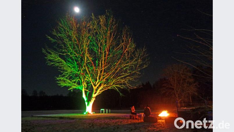 Lagerfeuerromantik im stimmungsvollen Licht. Bild: Dobmeier
