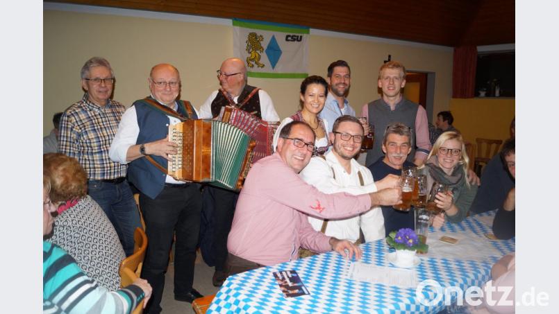 CSU-Chef Markus Dobmeier und Bürgermeister Ernst Lenk (vorne, von links) stoßen mit den Gästen auf einen gelungenen Zoiglabend an. Die Musiker Theo Helgert und Heinz Deisinger (von links) sorgen mit dem Akkordeon für gute Stimmung. Bild: du