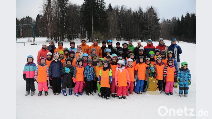Ihre ersten Erfahrungen auf ungewohnten Brettern konnten die Teilnehmer beim Skikurs des Ski-Clubs Tirschenreuth sammeln. Im Bild die jungen Teilnehmer mit ihren Trainern. Bild: axs