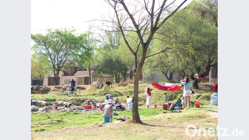 Im spärlichen Wasser am Fluss wird die Wäsche gewaschen. Bild: mma