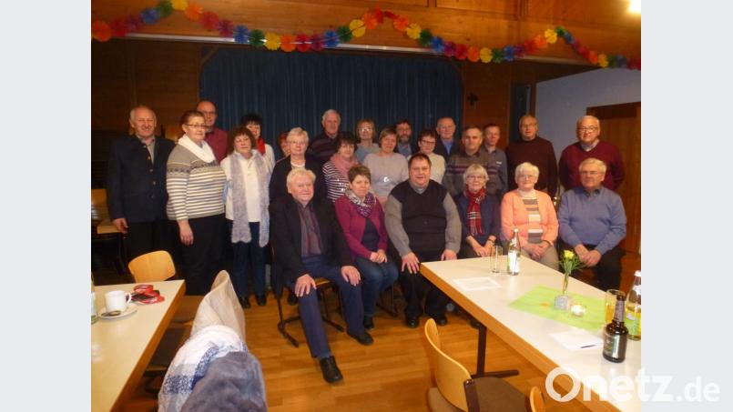 Den dienstbaren Geistern der Pfarrei Schwarzhofen dankten Pfarrer Markus Urban (sitzend, Dritter von links), Pfarrgemeinderatssprecher Johann Eckl (sitzend, rechts) und Kirchenpfleger Hans Dammer (stehend, rechts). Bild: mad