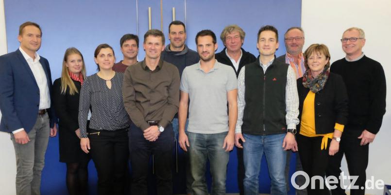 Schulrat Jürgen Bomertl (links), Regierungsfachberater für Sportunterricht, Walter Eberhardt (rechts) und Vanessa Wyrwoll (Sparkasse/Zweite von links) tagten mit den Obleuten (von links) einzelner Sportarten am Staatlichen Schulamt Schwandorf: Eva Wagner, Alexander Cistecky, Martin Gradl, Michael Pirzer, Andreas Pfaller, Michael Günther, Michael Teplitzky, Peter von der Sitt und Renate Raab. Bild: ohr
