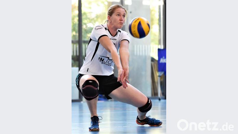 Claudia Ender bei der Annahme: Für die TB-Volleyballerinnen sprangen beim Heimspieltag jeweils ein Sieg und eine Niederlage heraus. Bild: G. Büttner