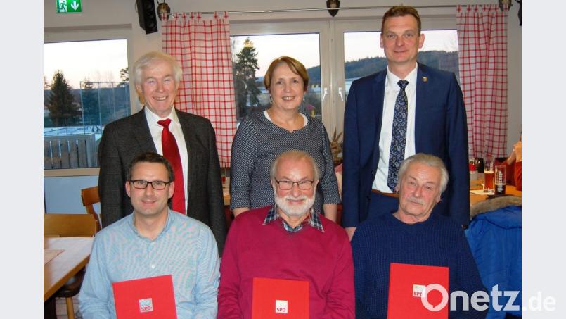 Die SPD ehrt langjährige Mitglieder: Christian Schramek (sitzend links) wurde für 15 jährige Treue ausgezeichnet. Werner Schumacher (vorne, Mitte) und Reinhard Simmerl (vorne rechts) wurden für 35-jährige Mitgliedschaft ausgezeichnet. Bild: Schmola, Werner
