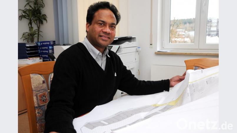 Pfarrer Saju Thomas beschäftigt sich oft mit den Plänen, die jetzt umgesetzt werden. Bild: ge