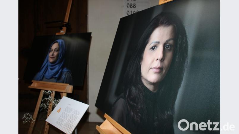 Die Schicksale von Rabia (links) und Malalai aus Afghanistan sind nur zwei der Fluchtgeschichten von Frauen, die im ersten Teil des Projekts &quot;Starke Frauen&quot; von Claudia Warneke und Madeline Sprock, in einer Ausstellung zu bewundern sind. Bild: kmo