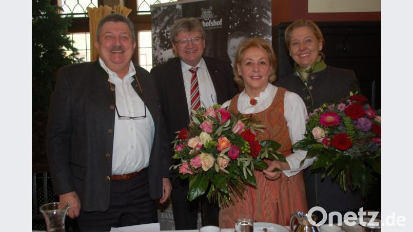 Blumen zum Abschied gab es für Monika Schmalhofer (Zweite von rechts) und Tochter Stephanie Birnthaler von Bischofshof-Brauereidirektor Hermann Goß (Zweiter von links). Herbert Schmalhofer freut sich auf eine Schaffenspause. Bild: gib