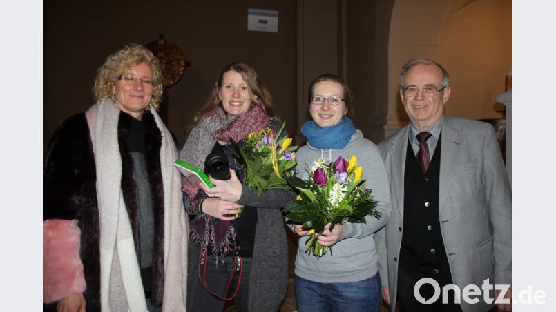 (von links) Geschäftsführerin des evangelischen Bildungswerks (EBW) Amberg Bettina Hahn, Fotografin Claudia Warneke, Filmemacherin Madeline Sprock und 1. Vorsitzender des EBW Siegfried Kratzer, freuen sich über die gelungene Ausstellungseröffnung. Bild: kmo