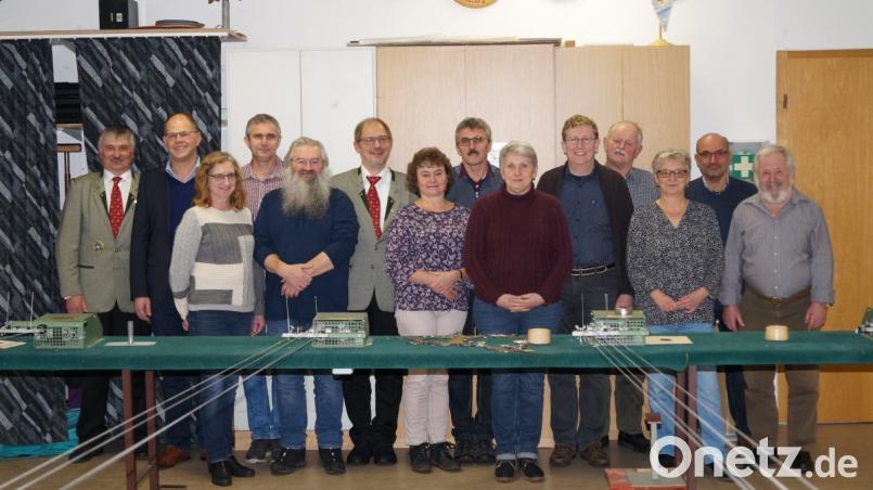 Das Vorstandsgremium setzt sich zusammen aus (von links) Schützenmeister Franz Krös, , Angelika Krös, Roland Krös, Alfred Krös, Harald Roßmeißl, Margarete Butz, Günter Butz-Bäumler, Ingeborg Jetschmann, Josef Meier, Georg Weber, Gertraud Krös, Georg Trautner, und Fritz Roßmeißl.Stellvertretender Bürgermeister Alexander Werner (Zweiter von links) gratulierte. Bild: krs