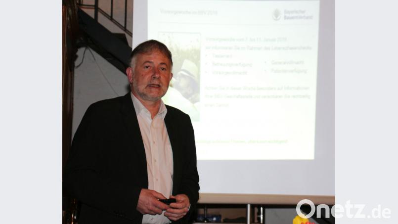 Ulrich Härtl zeigt den Landwirten die umfassenden Unterstützungsangebote des Bayerischen Bauernverbandes auf. Bild: rpp