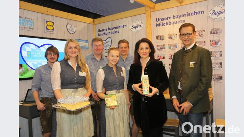 Bayerns Landwirtschaftsministerin Michaela Kaniber (Zweite von rechts) schaute bei ihrem Messerundgang in Berlin am Stand der Oberpfälzer Milch- und Käsespezialisten aus Schwarzenfeld vorbei und half dabei, die herzhaften Schmankerl zu vermarkten. Unterstützt wurde sie von Vertriebsleiter Georg Müller (rechts) und den beiden Käsebotschafterinnen Angelina Kölbl (links) und Anja Schießl. Bild: exb