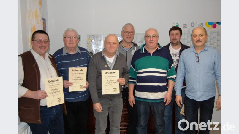 Der Kreisfischereiverein ist stolz auf seine langjährigen Mitglieder. Vorsitzender Bernhard Weiß (Dritter von rechts) überreicht Urkunden und Anstecknadeln. Dieter Schulze (Zweiter von links) ist seit 50 Jahren dabei. Bild: Schmola, Werner
