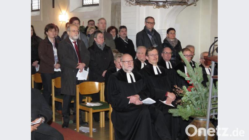 Auch die Kirchenvorstände müssen mit der Installation einverstanden sein. Dafür bittet sie der Dekan aufzustehen und ein "Ja" zu sagen. Bild: ubb