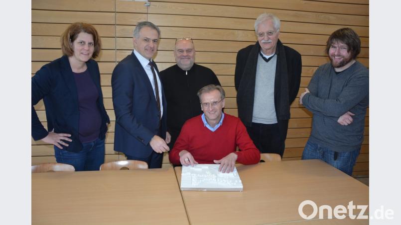 Den Architektenwettbewerb begleiten federführend (sitzend) Lebenshilfe-Geschäftsführer Berthold Kellner, der ein Modell mit den bisherigen Gebäuden auf dem Gelände präsentiert, (stehend von links) Christina Lehner, Lebenshilfe-Vorsitzender Roland Grillmeier, Peter Brückner, Emil Lehner und Torsten Will. Bild: jr