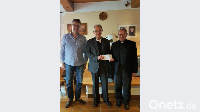 Pfarrgemeinderatssprecher Siegfried Thoma (links) und Pfarrer Thomas Thiermann (rechts) bedankten sich rechtherzlich bei Pater Stadermann für die tatkräftige Unterstützung bei den Gottesdiensten in der Pfarreiengemeinschaft Beidl-Plößberg. Bild: flt