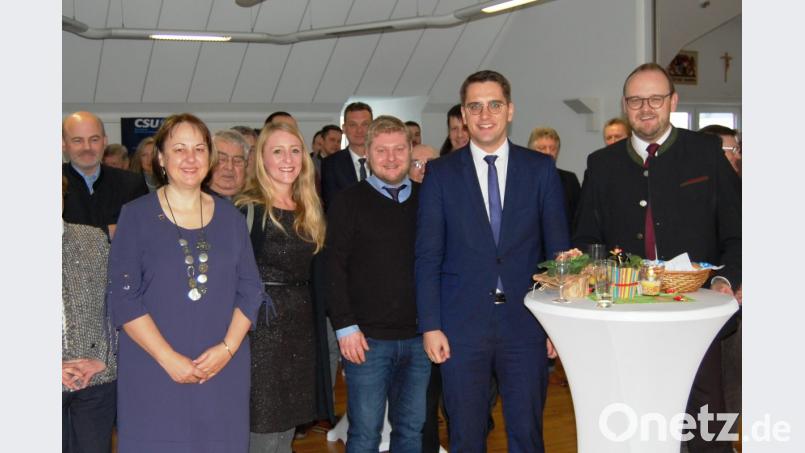CSU-Ortsvorsitzender Dominik Baschnagel (vorne Mitte) begrüßte beim CSU-Neujahrsempfang den CSU-Europawahl-Spitzenkandidaten Christian Doleschal (Zweiter von rechts) als Festredner. Landrat Andreas Meier (rechts) sprach Grußworte. Bild: Schmola, Werner