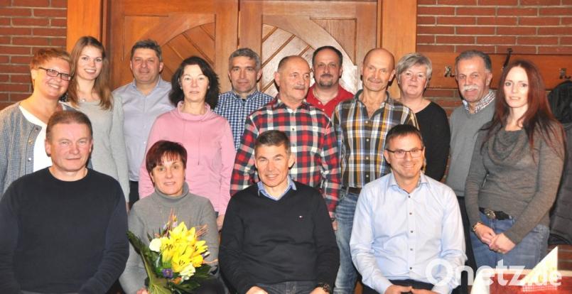 RAN hat sich für die nächsten zwei Jahre neu aufgestellt: Richard Zimmet, Ingrid Karl, Abteilungsleiter Bernhard Walter, Hubert Reil (sitzend von links), Evi Reil, Anna Spickenreither, TSV-Vorsitzender Fred Eckl, Monika Zimmet, Martin Eckl, Hubert Spickenreither, Dietmar Freundl., Franz und Sieglinde Spickenreither, Michael Karl und und Nicole Freundl (hintere Reihe von links). Bild: es