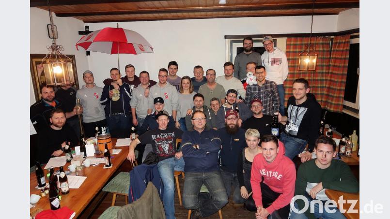 Neben Training und Vorbereitung zählt ein zünftiger Hüttenabend zum Programm des dreitägigen Hüttenwochenendes des TSV Friedenfels. Die beiden Vorsitzenden des TSV-Hauptvereins, Johannes Härtl (links) und Helmut Radimerski (vorne in der Mitte), danken den Akteuren für ihren Einsatz und wünschen viel sportlichen Erfolg für die Rückrunde. Bild: bsc