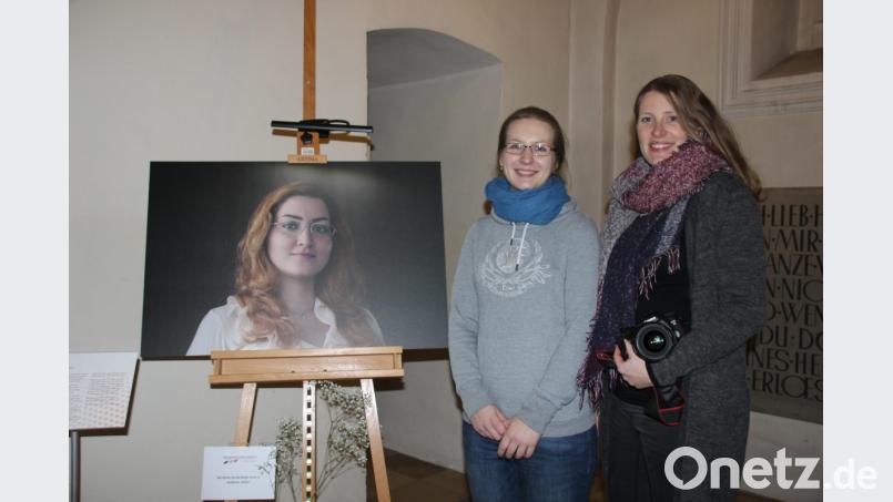 Videografin Madeline Sprock (links) und Fotografin Claudia Warneke aus Höxter (Nordrhein-Westfalen) stellen Bilder aus ihrem Projekt &quot;Starke Frauen&quot; in der Paulanerkirche in Amberg aus. Bild: kmo