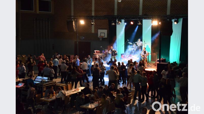 Für beste Unterhaltung sorgt die Partyband &quot;Saggradi&quot; auf der Bühne. Auf der Tanzfläche vor der Bühne schwingen viele Pärchen und eifrig das Tanzbein. Bild: mde