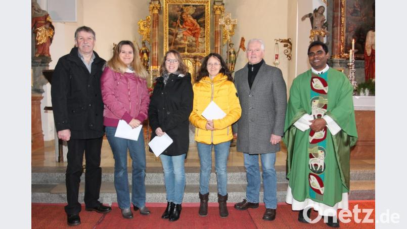 Über jeweils 231 Euro freuen sich Bianca Kreuzer, Anja Thalhauser und Susanne Schieder (ab Zweite von links). Das Geld übergeben Robert Götz (links) und Josef Meckl (Zweiter von rechts). Bild: pi