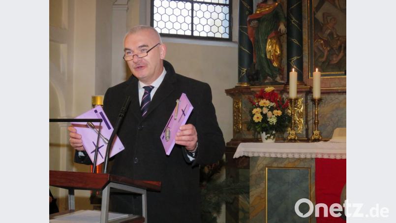 Bürgermeister Ulrich Roth hat erstmals für die beiden Jungpfarrer selbst Kunstwerke geschaffen. "Das sind auch Installationen", meint er schmunzelnd. Bild: ubb